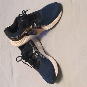 💙❤️ NWT Asics Navy and White Women's Running Sneakers size 9.5 💙❤️